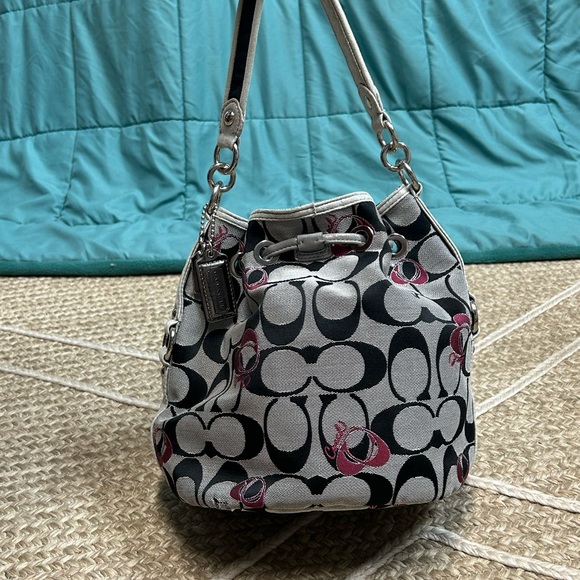 SUPER RARE! Coach Poppy Bucket Bag AND Coach matching wristlet! - Picture 11 of 12